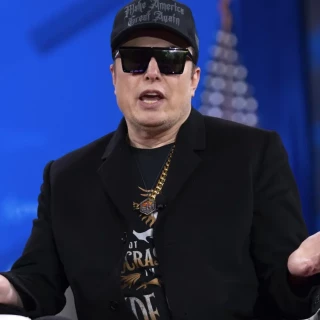 Musk llama "imbécil" y "tonto de remate" a uno de los asesores principales de Trump