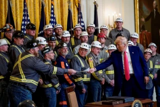 Trump firma varios decretos para regresar al uso de carbón como fuente destacada de energía