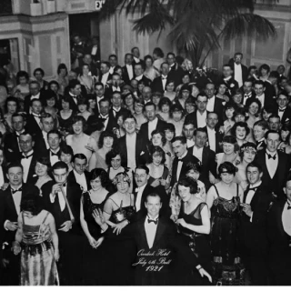 45 años años después se resuelve el misterio de 'El resplandor': al fin conocemos el origen de la fotografía con la que Stanley Kubrick cerró su obra maestra