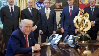 Trump firma un decreto que aumenta la presión de las duchas: "Me gusta ducharme bien para cuidar mi hermoso cabello"