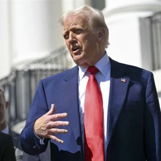 Demócratas acusan a Trump de posible manipulación del mercado tras repunte bursátil