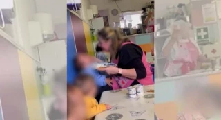 Detenidos los trabajadores de una guardería de Torrejón tras viralizarse un vídeo empujando y golpeando a un bebé: "¡Que me tienes harta!"