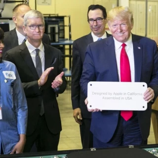 Trump cree que los iPhones pueden fabricarse en Estados Unidos: Tim Cook y Steve Jobs ya dijeron "por qué no" hace años