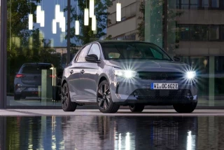 Las luces LED de los coches modernos son tan potentes que lo normal es que deslumbren a los conductores