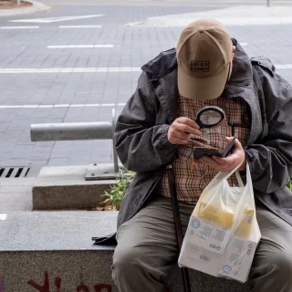 Los adultos mayores que usan móviles e internet tienen menores tasas de deterioro cognitivo