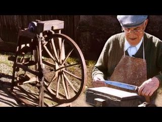 El afilador y su rueda de afilar casera. Así se sacaba filo a los cuchillos antiguamente en la calle [Eugenio Monesma]