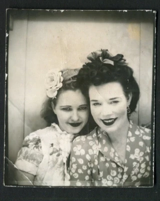 Retratos de fotomatones en EE.UU. tomados entre los años 1920 y 1950