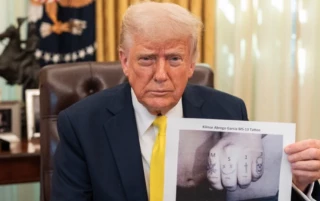 Trump difunde una foto aparentemente manipulada de la mano de Abrego García para intentar demostrar que es miembro de una pandilla [ENG]