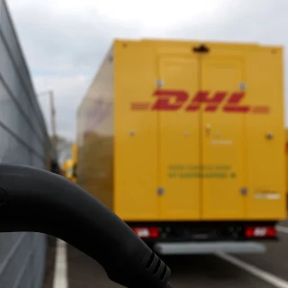 DHL piensa suspender envíos globales de más de US$800 a consumidores estadounidense