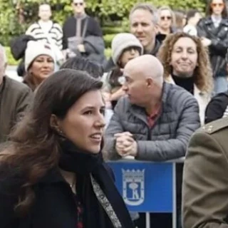 La mujer de Almeida se salta todos los protocolos y va de "privilegiada" en un evento en Madrid