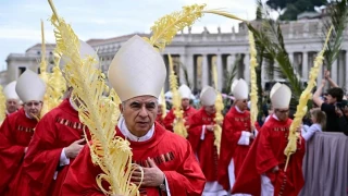 El cardenal Becciu desafía al Vaticano: "Tengo derecho a votar en el cónclave"