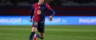 Héctor Fort, jugador del Barcelona, víctima de una campaña homófoba por posar junto a una activista LGTBi