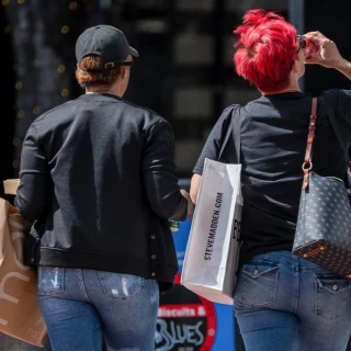 Los estadounidenses empiezan a recortar gastos ante el caos económico