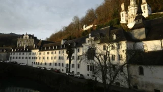 Violaciones, agresiones sexuales, palizas: el escándalo del internado del terror que puede hacer caer a Bayrou