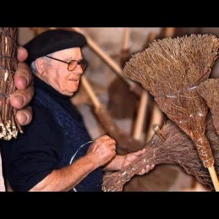 Escobas que duran toda la vida. Destreza del escobero combinando ramas de brezo y madera del monte