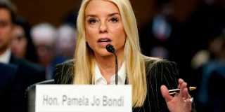 Pam Bondi, fiscal general de EEUU, es ridiculizada tras afirmar que salvó 119 millones de vidas estadounidenses [ENG]