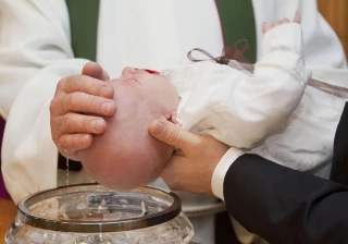 «He bautizado a mi hijo sin el consentimiento de su padre y dice que me va a demandar. ¿Puede hacerlo?»