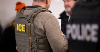 "¡Somos ciudadanas!": madre e hijas en Oklahoma quedan "traumatizadas" tras redada de ICE en su casa en busca de otra persona