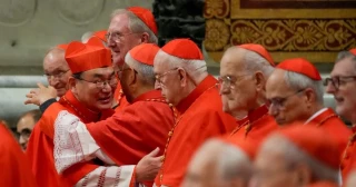 Un cardenal creyó que alojarse por el cónclave era gratis, vació el minibar y “se sorprendió” al ver la cuenta
