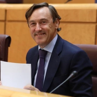 Rafael Hernando se traga entero un meme sobre el apagón y lo publica como cierto