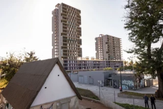 25 organizaciones piden paralizar la venta de un bloque con 134 pisos de Protección Oficial en Valencia a un fondo de inversión