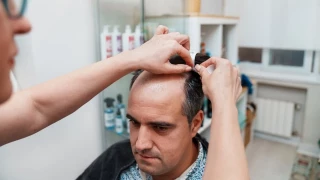 Sanidad recomienda a los usuarios de un crecepelo asociado a ideas suicidas que suspendan el tratamiento y consulten al médico