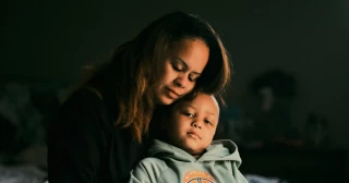 Padres de niños con cáncer relatan el “terror” de que Trump recorte Medicaid y se queden sin seguro médico