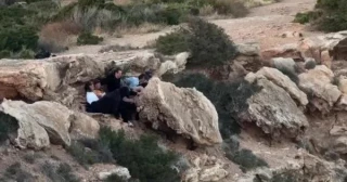 Unos turistas energúmenos lanzan una gran roca desde un acantilado en Ibiza