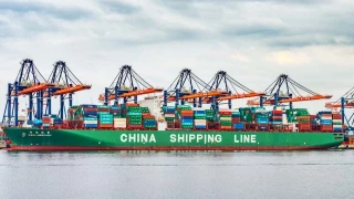 China derrota a EEUU en la primera batalla: Pekín sorprende con sus exportaciones mientras Washington cosecha el mayor déficit comercial de su historia