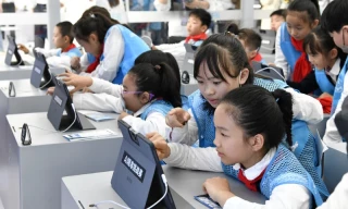 China publica directrices para promover la enseñanza de la IA en primaria y secundaria