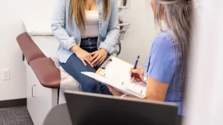 Una ginecóloga desvela la tendencia cada vez más habitual en su consulta por culpa del porno: "Me han llegado a venir niñas de 13 años"