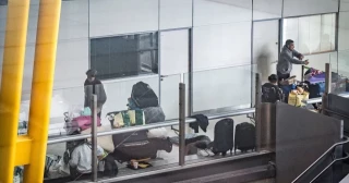La mitad de las personas sin hogar que duermen en el aeropuerto de Barajas están empadronadas en Madrid