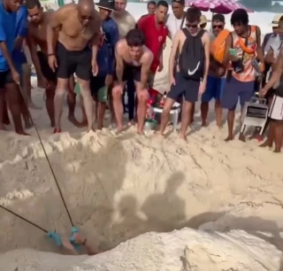 Se queda atrapado durante tres horas en un agujero que hizo en la playa de Copacabana