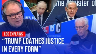 El fiscal jefe de la Corte Penal Internacional,Karim Khan, perdió el acceso a su correo electrónico y sus cuentas bancarias fueron congeladas desde que Donald Trump le impuso sanciones en febrero (En)