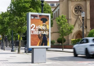 Un cartel protaurino con el que el PP celebra sus dos años en el gobierno local de Gijón enciende la polémica