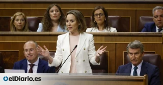 Un micro abierto pilla a Feijóo dictando la respuesta a Gamarra en la sesión de control al Gobierno