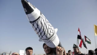 El lanzamiento de un misil hutí envía a millones de israelíes a refugios (EN)