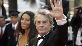 Alain Delon maltrataba a su mujer y a sus hijos, según un libro: "Aplastó la cabeza de mi madre. Le partió la nariz dos veces, le partió ocho costillas"