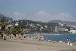 "Están privatizando la playa": en Málaga los megachiringuitos se están adueñando de las zonas de baño de la ciudad