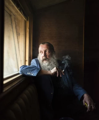 La vendetta de Alan Moore: "Millones de adultos haciendo cola para ver 'Batman' es un signo de infantilización masiva y precursora del fascismo"