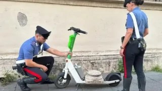 Denuncian a un turista en Roma por llevarse en patinete la base de una columna antigua
