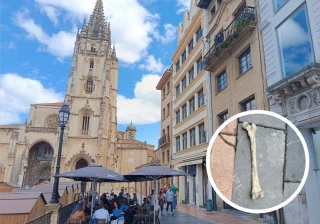 Desconcierto en Oviedo por la caída del fémur de un médico desde un piso en la plaza de la Catedral
