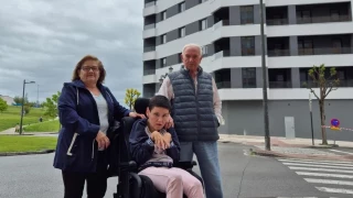 El drama de un matrimonio de Oviedo y su hija con parálisis cerebral: gastaron todos sus ahorros para pagar la entrada de un piso y la promotora no lo entrega