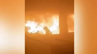 Una niña intenta escapar del fuego tras el bombardeo israelí de una escuela que albergaba a desplazados