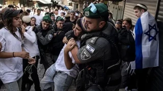 "¡Muerte a los árabes!": judíos de extrema derecha atacan a palestinos en Jerusalén en la conmemoración de la toma de la ciudad