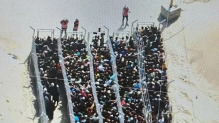 Hacinados como ganado, vigilados y tiroteados: el inhumano reparto de migajas en las jaulas del hambre en Gaza