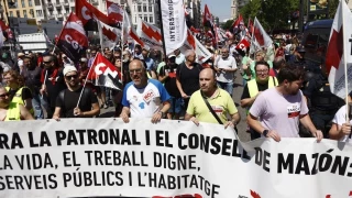 Miles de personas se manifiestan en la huelga general por el centro de València