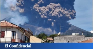 Las espectaculares imágenes de la nueva erupción del volcán Etna: el humo llega hasta los 5.000 metros y sorprende a los turistas