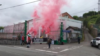 Cinco personas se encadenan y bloquean la entrada a la fábrica de armas de Trubia al grito de «stop genocidio»