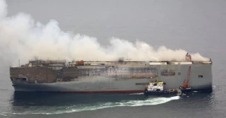 Se incendia barco carguero con miles de autos chinos rumbo a México